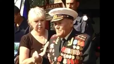 Дед ,ветеран Отечественной войны ,хоронит внука убитого на Донбассе mp4