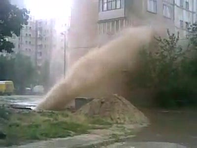 Прорыв трубы на улице Сабурова 5!!(ужас)