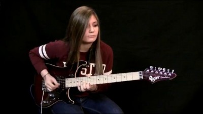 14-летняя гитаристка играет Ингви Мальмстина.
