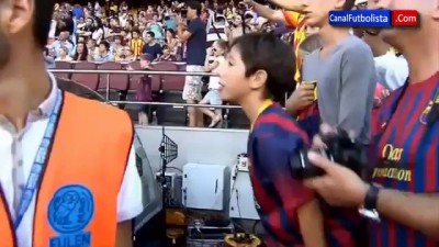 Niño llora al recibir la camiseta de Piqué | Barcelona 7-0 Levante | 18-08-2013