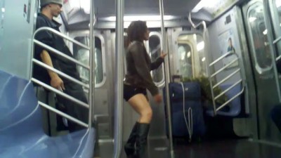 Танцующая в метро