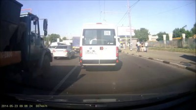 Водитель автобуса задел женщину отъезжая от остановки