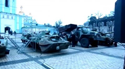 В Киеве на Михайловской площади захваченная военная техника из РФ