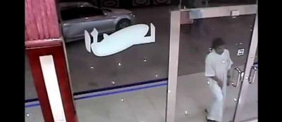 Упоротый араб пытается взломать дверь ювелирного магазина