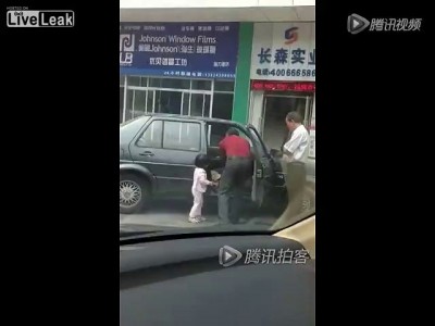 Китайский урод бьет ребенка
