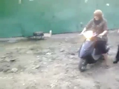 Девушка на скутере