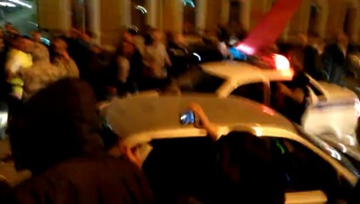 В Оренбурге пьяная толпа на 9 мая окружила патруль ДПС