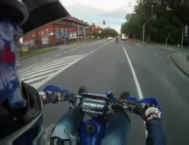 Мотоциклист прикололся по доброму при езде