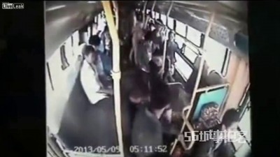 В автобусе у девушки украл кошелёк , но далеко не убежал через окно . Китай