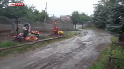Славянских боевиков похоронили под забором.