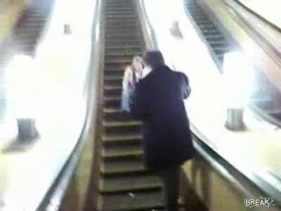 Падение с эскалатора в метро