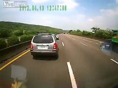 Грузовик толкает машину по шоссе