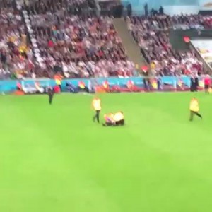 Полуголый болельщик выбежал на поле во время финального матча Германия-Аргентина