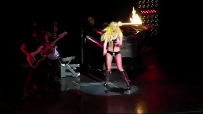 Lady Gaga упала на сцене