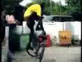 Парень показывает чудеса гравитации на велосипеде