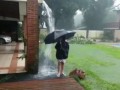Молния ударила в шаге от подростка с зонтом