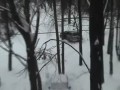 Девушка и застрявший в снегу джип