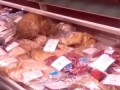 Кошка ест морепродукты в прилавке магазина в аэропорту Владивостока