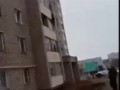 Подростки смеялись над женщиной, висевшей на балконе четвертого этажа, пока она не упала Татарстан