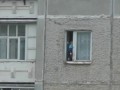 Ребенок гуляет в окне