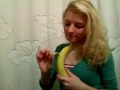Девушка красиво ест банан...Сексуально ест банан...Sexually eats banana
