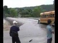 Автобус на преодолевает водное препятствие