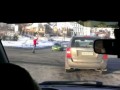 Облик современной Украины: девушка с помощью биты регулирует движение на перекрестке