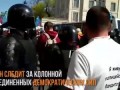 Первомайская демонстрация в Петербурге. ОМОН следит за колонной объединенных демократических сил