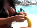 Девушка показывает как нужно есть банан