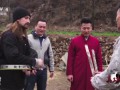 Шаолиньский монах ломает полено
