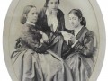 3.Фото Генриха Дерньера. Три петербурженки. 1860-е годы.