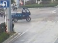 Driverless tricycle rams into five cars in Baoshan city, Yunnan