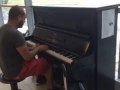 Пианист в аэропорту играет К Элизе 12 разными стилями и музыку из Титаника