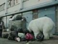 Бездомный белый медведь на улицах Лондона (A Homeless Polar Bear in London - Ft. Jude Law and Radioh