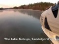 Безумный мужик на замерзшем озере