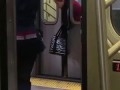 Голова женщины застряла в дверях метро Нью-Йорка