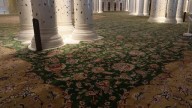 Abu_dhabi,_Moschea_dello_Sceicco_Zayed,_aula_di_preghiera,_tappeto_più_grande_del_mondo,_di_fattura