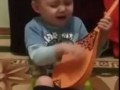 Мальчик на горшке играет на домбре