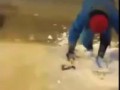 Старушка в Уфе рубит топором лед, чтобы перейти дорогу