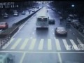 Китай . Пешеход решил срезать угол .