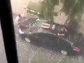 Мужик защищает машину от града! ОФИГЕТЬ