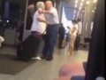 Очень романтично - дедушка ждет свою жену в аэропорту очень эмоциональный момент! Very romantic