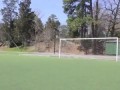 Трюки девушки с футбольным мячом