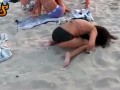 Девушка под наркотой на пляже