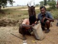 Индийские змееловы на строительстве газопровода