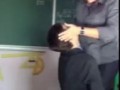 Идиот на уроке издевается над учителем