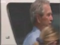 Буш вытер руку о рубашку Клинтона
