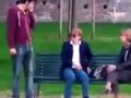 Итальянский парень пукает в парке