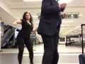 Пассажирка застряла в аэропорту и заставила всех вокруг танцевать