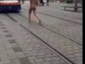 Голая девушка пытается остановить трамвай